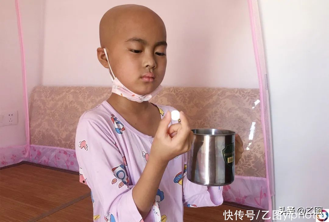 女童|医院里8岁女童偷看妈妈手机余额，妈妈安慰她不差钱，转身却抹泪