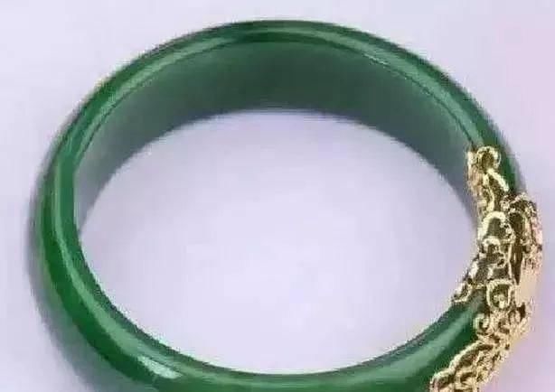 女子摔坏130万翡翠手镯,被店主要求索赔,最终却倒赚70万