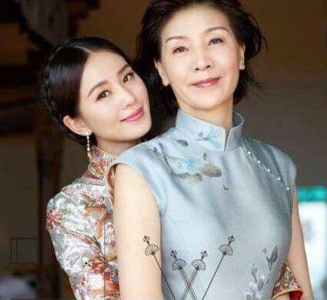 漂亮|高气质婆婆婚礼上成“焦点”,引人注目,新娘板着脸:谁才是主角