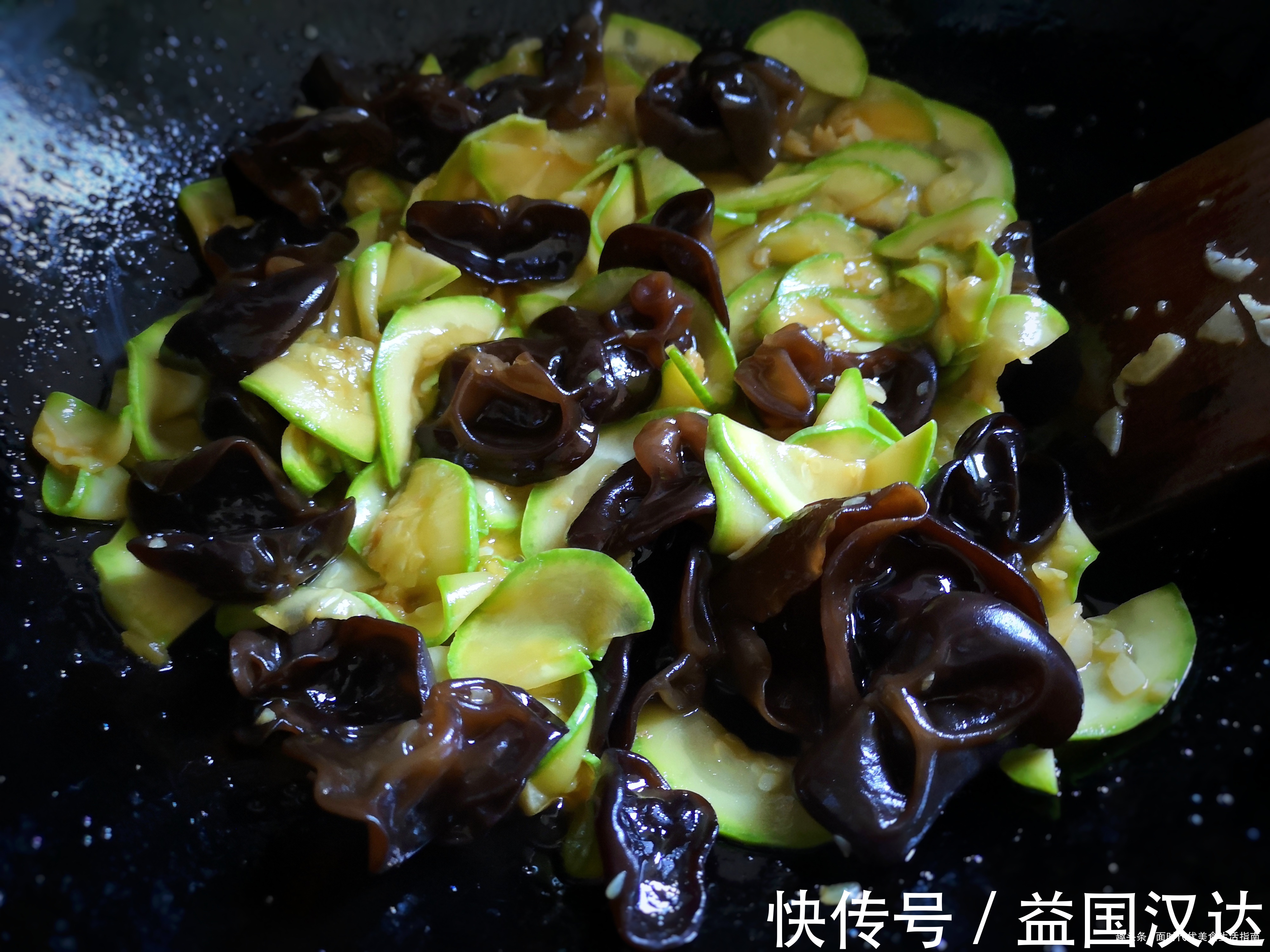 补血|它是“食物中的阿司匹林”,铁是菠菜的20倍,常吃滋肾养胃还补血