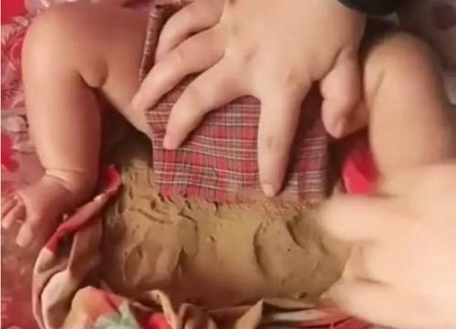 妈妈炫耀新型“纸尿裤”,网友看到图片后怒了:没钱可以不生