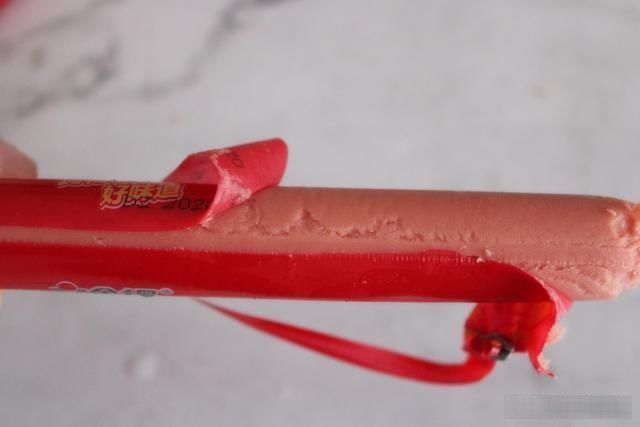 外皮|吃了这么久火腿肠,才知道按一下这地方,外皮一碰就开了,真简单