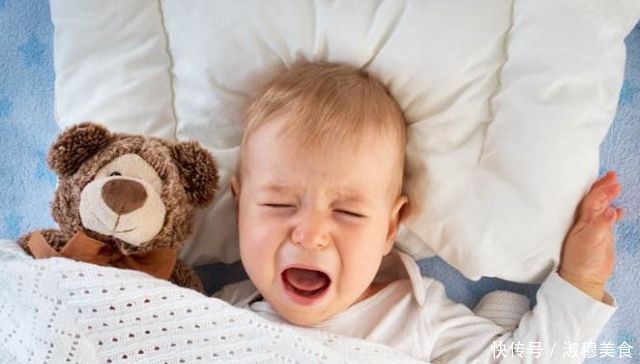 宝宝睡觉总呈“投降势”怎么回事原因是这样，家长要注意