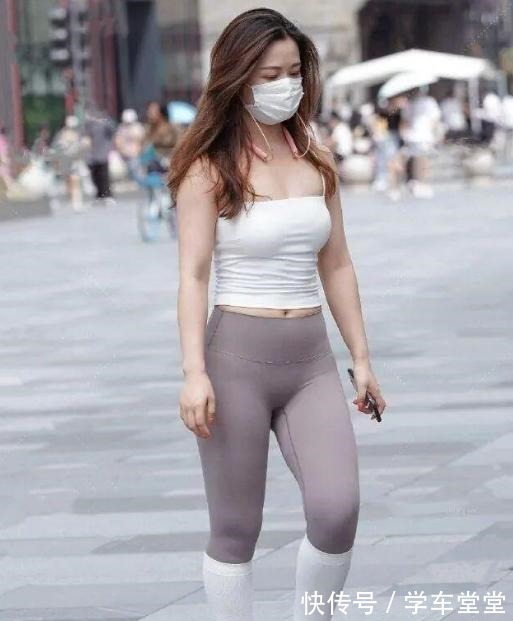 半裙 “大象腿”要慎重,穿打底裤逛街,令美女陷入尴尬境地!