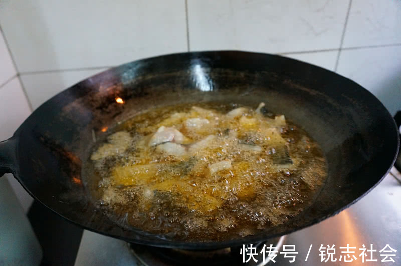 蒜苗叶|在家做香辣砂锅鱼，鲜香四溢，美味可口