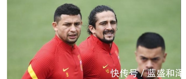 球员|国足归化球员遇尴尬,除洛国富外都不表态,足协仍在联系!