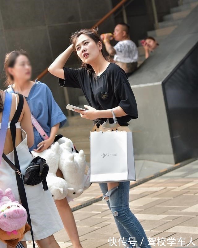 热裤 灰色时尚露腰上衣搭配浅蓝色碎边热裤,搭配得体,搭配也比较时尚!