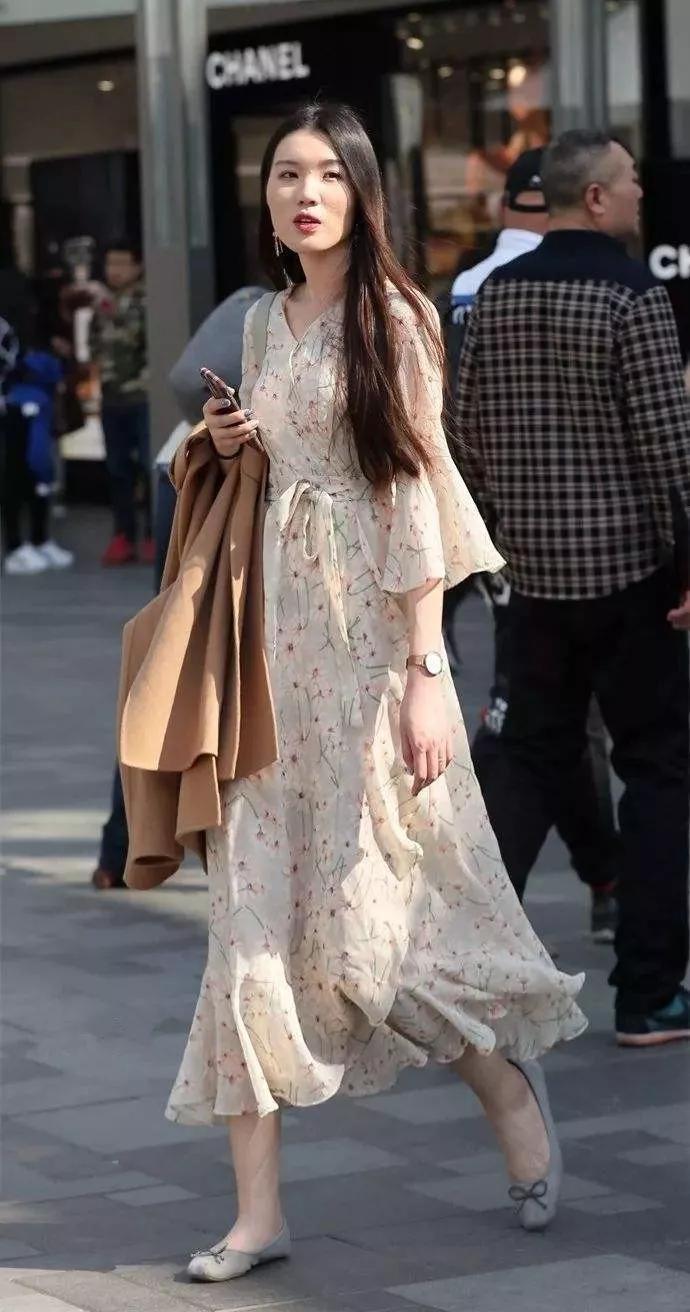 小姐姐|街拍:小姐姐身穿米白色的纱裙,碎花的点缀,看上去格外的清新