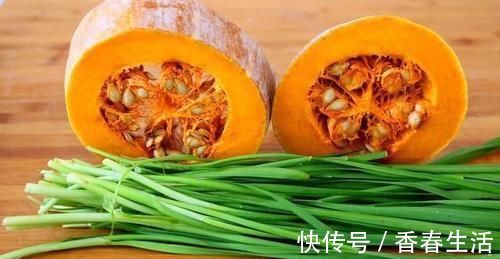 搅拌均匀|南瓜加韭菜最近火了，这样做太香了，饭店都吃不到，上桌就抢光