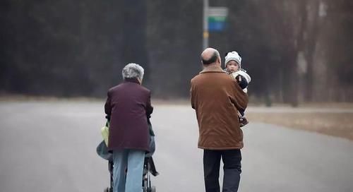 家长|这5种“节俭”行为对孩子的伤害很大,家里有老人的家庭更要注意