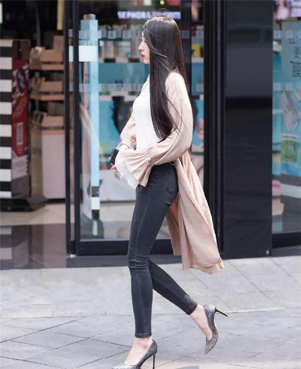 靓装|长发飘飘的小姐姐,身穿精美靓装,时尚又抢眼