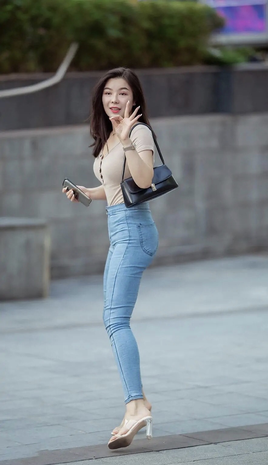 街拍 秋天,微胖身材穿紧身牛仔裤,搭配水晶高跟凉鞋,更显身姿曼妙