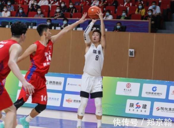 孙浩钦|疯狂！43分6抢断率队卫冕！场均30+5+4，晋升一队！他才18岁啊