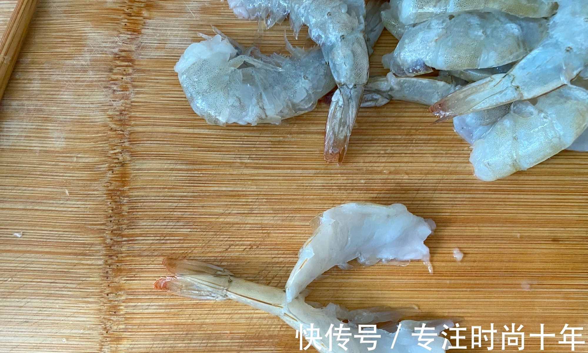 入味|蒜蓉粉丝蒸虾,粉丝不要焯水记住1招,虾肉鲜嫩粉丝入味又好