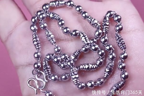 把牙膏涂在手臂上太棒了,我也是今天刚知道,省钱又实用!