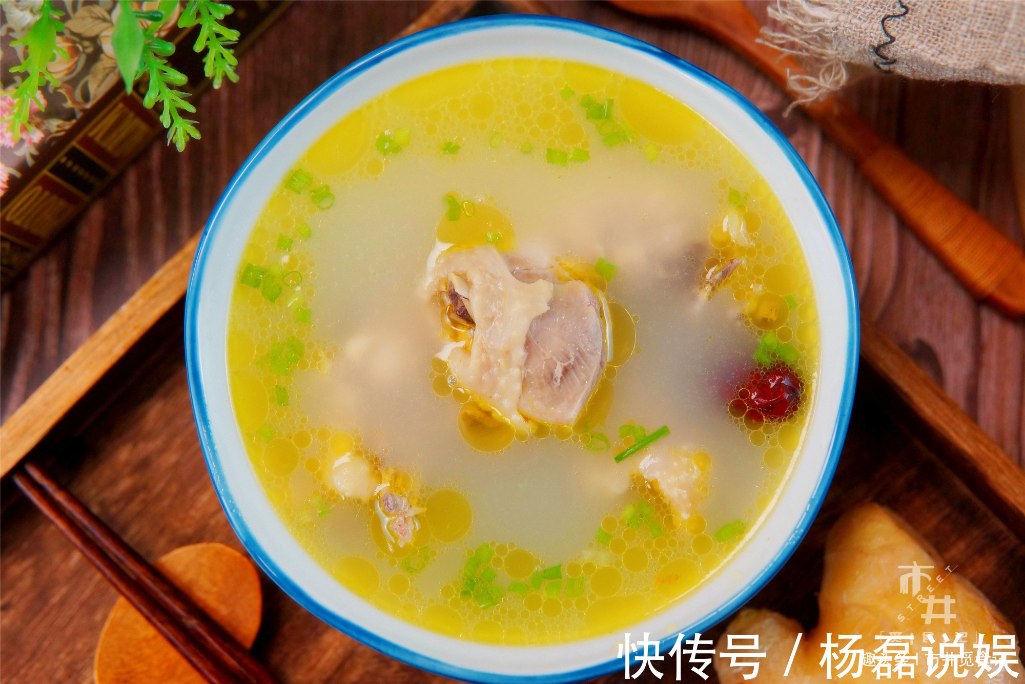 煲鸡汤时，别焯水或者直接炖，大厨告诉正确做法，鸡肉不柴汤不腥