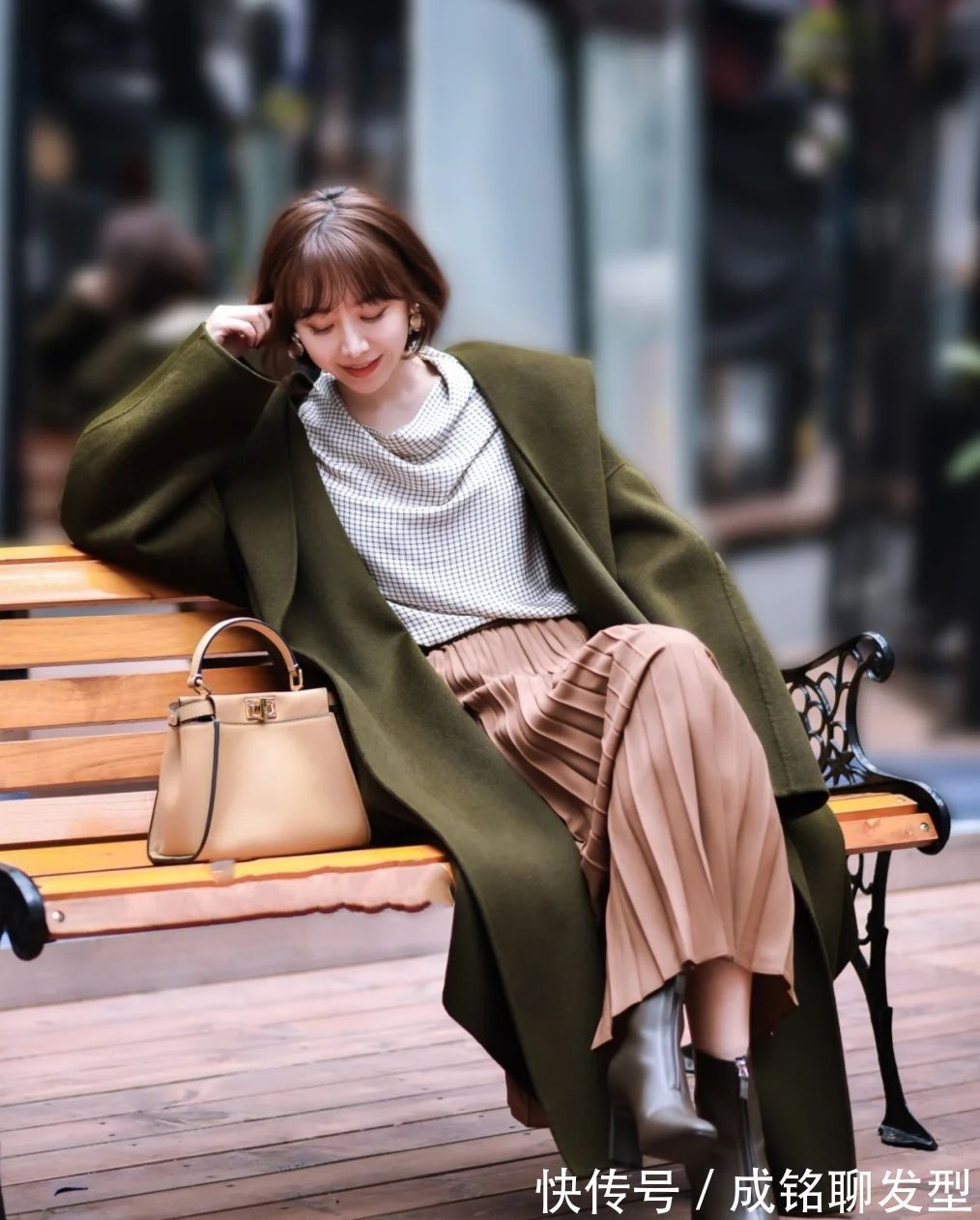 百褶裙|“大衣+百褶裙”太美了!减龄优雅提气质,适合四五十岁的女人穿