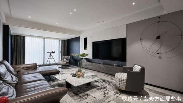 大理石|125平现代风三居室，客厅用高级黑色木饰面+柜子增加动区收纳