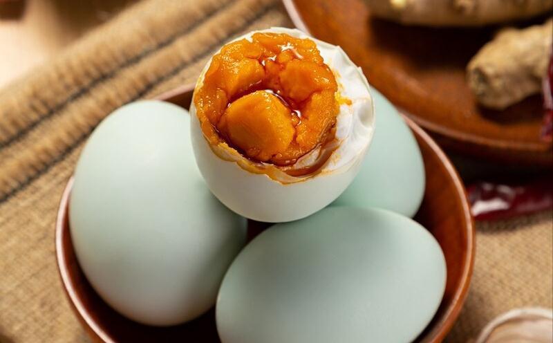 腌咸鸭蛋,不泡盐水不裹泥巴,教你一个新式腌法,个个流油起沙