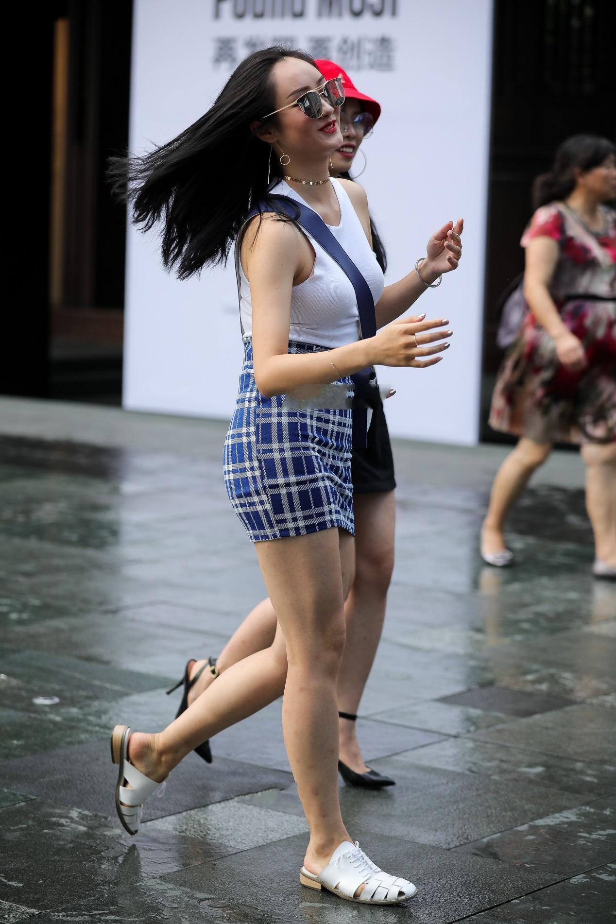 蓝色|白色针织背心, 配上蓝色条纹裙子, 想想就很高级