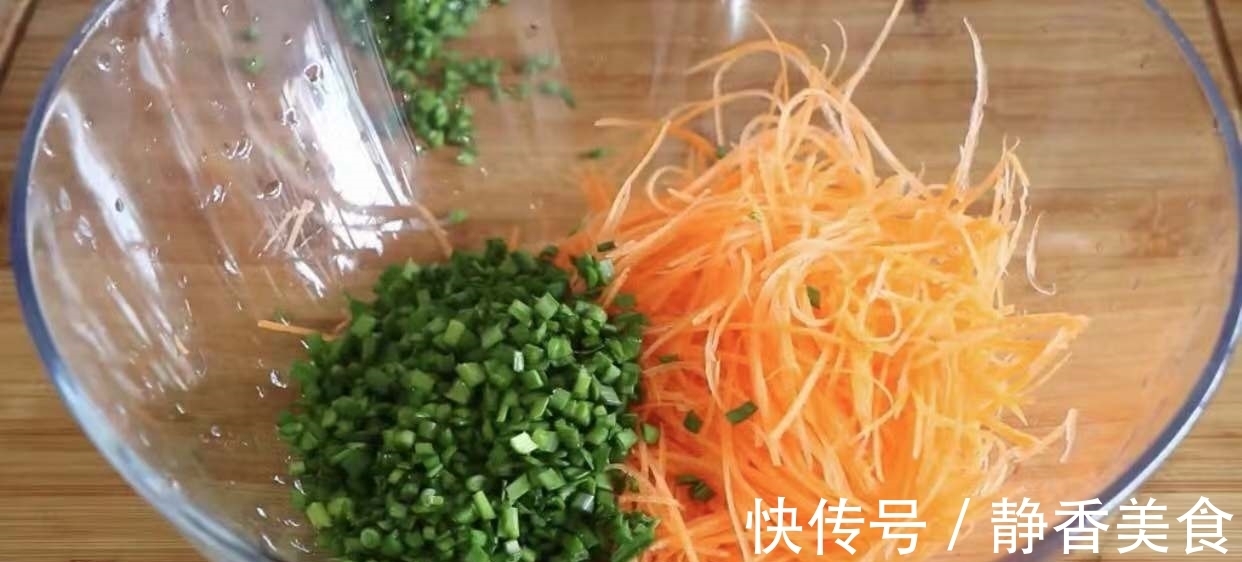 胡萝卜韭菜煎饼,简单又快速,营养又美味,早上别忘记吃饭哦~
