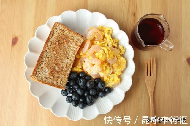 蓝莓|40岁女人晒饮食清单，朋友：自律不痛苦，痛苦的是假装自律