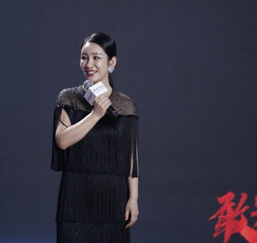 王鸥 四十岁的女人适合戴什么样的耳环?珍珠耳环不错,复古优雅又高贵