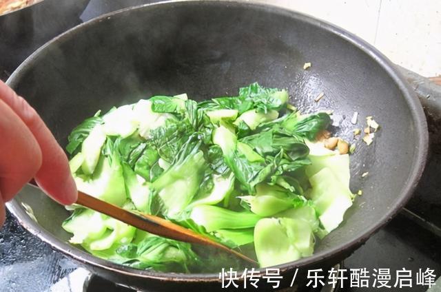 江一舟|不管炒啥青菜，牢记这3步，青菜碧绿不发黄不出水，很多人不知道