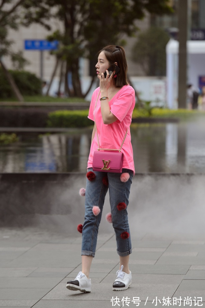 街拍 成都街拍,纯白色衬衫搭配白色不规则短裙,简约又百搭