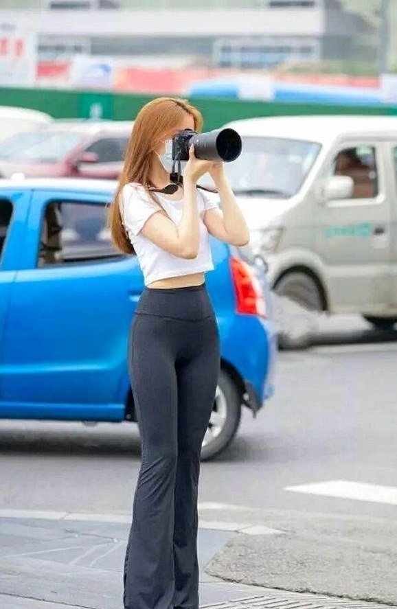 气场强大的小姐姐,裤子真的好贴身,这样走路方便吗?