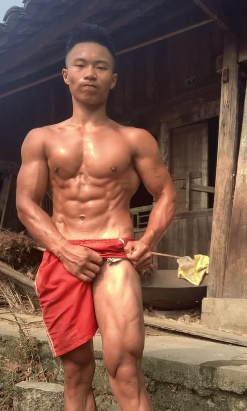 农村|这位从农村里走出来的肌肉男，到底什么水平？