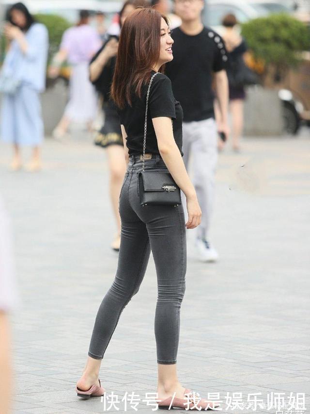 闺蜜出街,小姐姐穿黑色劲装走路带风,笑起来真甜