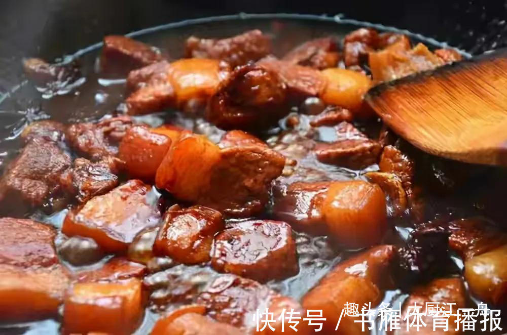 猪皮|做红烧肉，最忌焯水和用水炖了，教你一招，肥而不腻，太解馋了