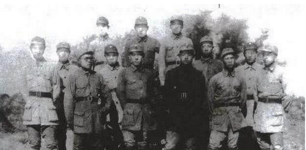 国民党追|敌我双方累的睡在一起，手榴弹当闹钟，近代行军史上的奇迹！