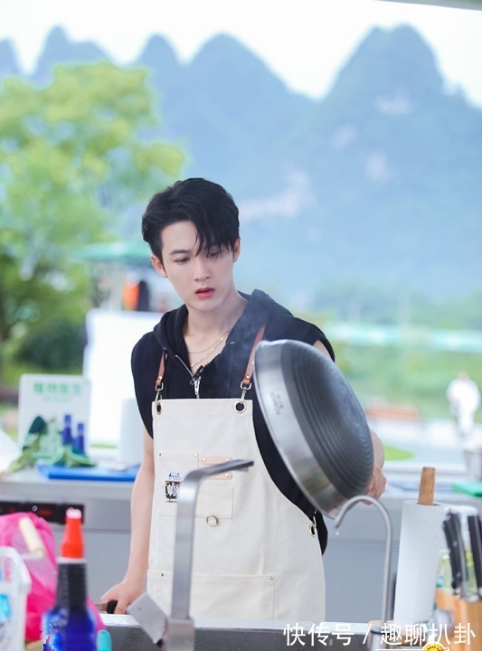 丁真的包子，檀健次的鱼，《中餐厅》正能量，当艺人也需要会做饭