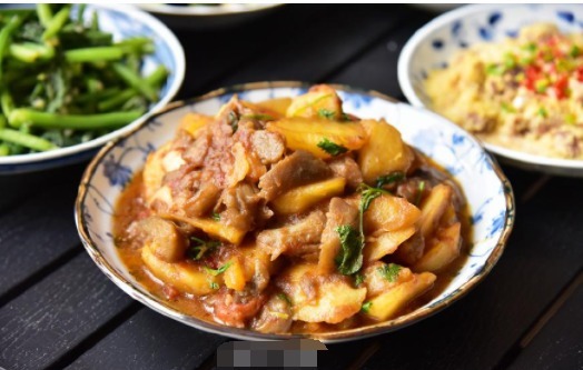 人的晚餐，4菜1汤，都是家常菜，一家人吃得很开心