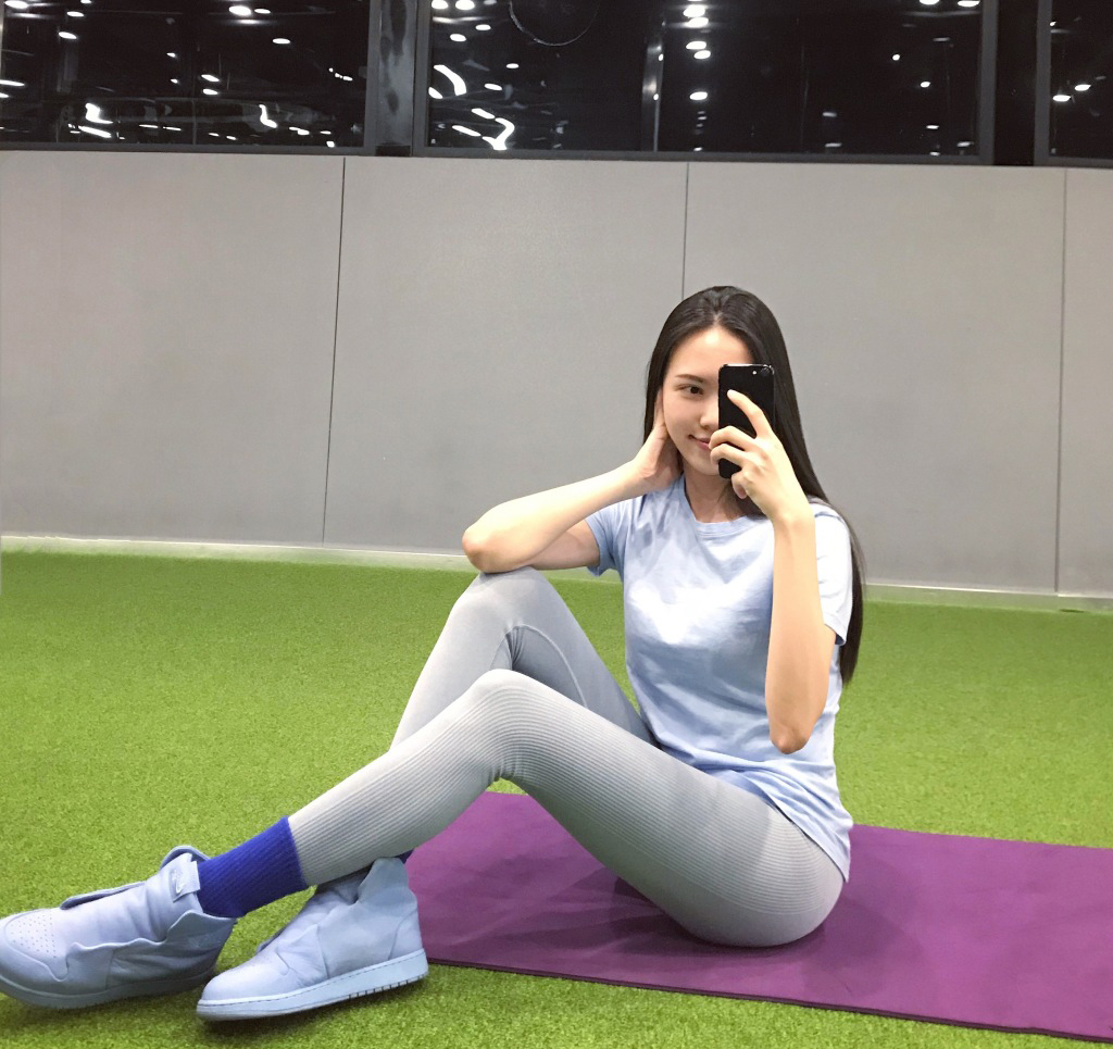 体现|街拍性感傲人的紧身打底裤美女,体现出高挑的身材!