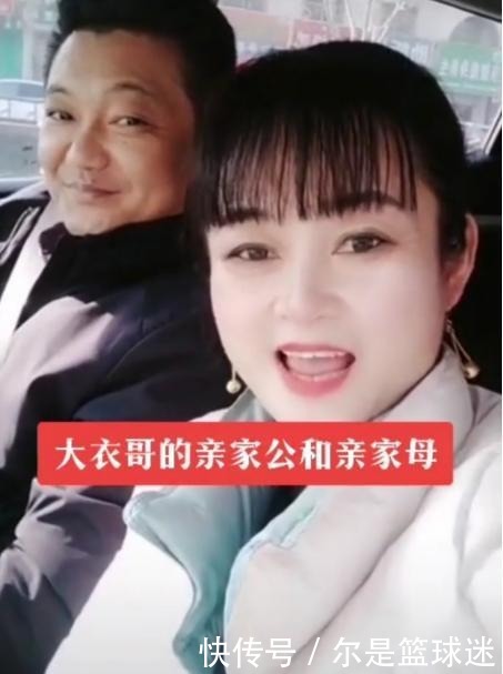 陈亚男|大衣哥亲家母太时髦!娃娃脸还浓眉大眼齐刘海,跟闺女跳舞像姐妹