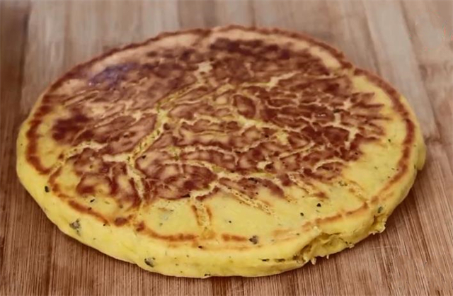 玉米面别做窝窝头了,教你懒人做法,比烧饼还好吃,太香了