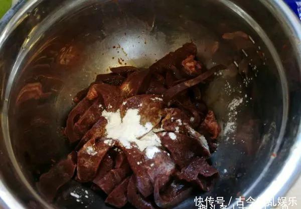 正确做法|猪肝记住别用清水洗，等于吃毒素，教你正确做法，毒素异味全跑光