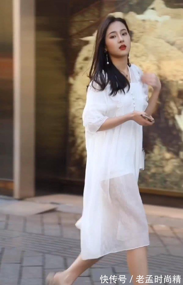 美女 街拍: 美女穿着显老的裙子低头玩手机,一抬头,比明星还美