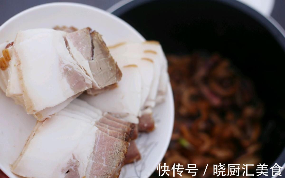 高压锅|鱿鱼和五花肉搭配做成汤,鲜美滋补又好喝,做一锅,全家都能喝