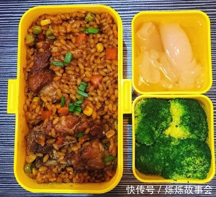 排骨焖饭,直接把排骨连带汤汁倒入米中焖熟