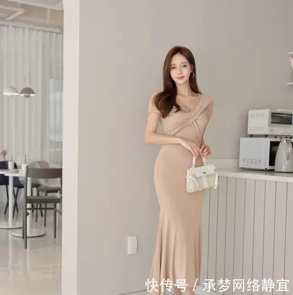 纯彩|美女鉴赏:炎夏卡其色乳酪纯彩鱼尾长裙