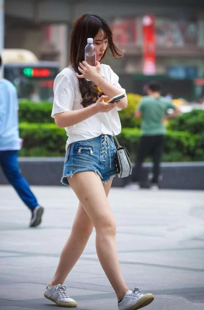 街拍:倾城倾国的小姐姐,一条红色的连衣裙,时尚女神魅力