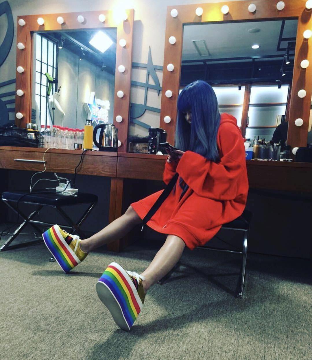 张惠妹真敢穿，大波浪卷发搭配黄色连衣裙凉席，穿出满满高级感