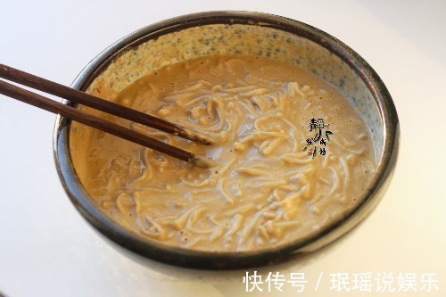 懒人早餐饼新做法，香甜柔软更护肝，老少皆宜，吃1口就忘不掉