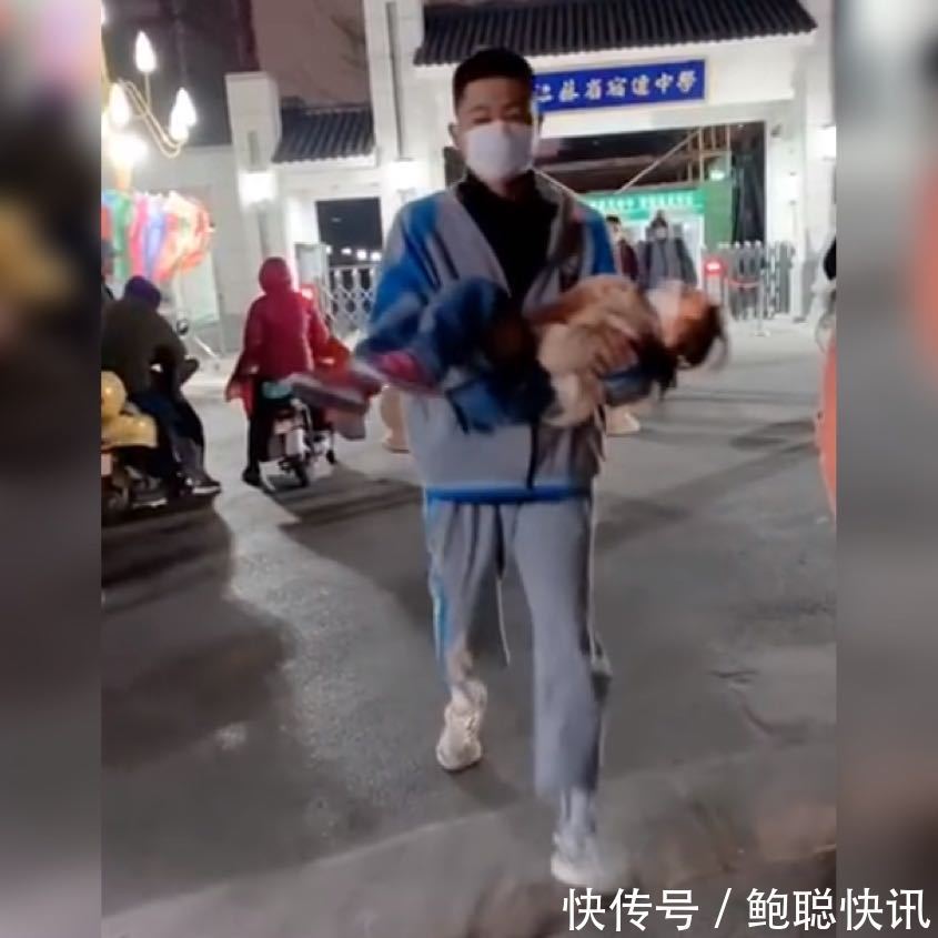 宝宝|妹妹接哥哥放学,反被哥哥一把拎了起来,网友这个哥哥我也想要