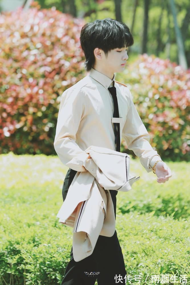 撞衫|创造营第四季和青春有你第三季练习生校服撞衫,双排扣设计赢在设计输在质感