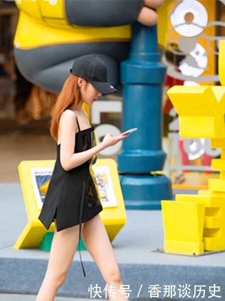 吊带裙对美女的身材要求很高,这份迷人的气质,增添时尚的妩媚感